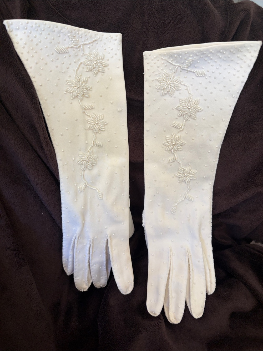 Elegant Vintage White Beaded Floral Opera Gloves - Women's Accessories